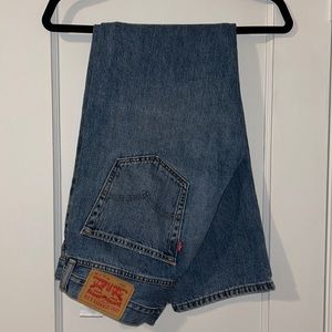 Levi’s light wash straight leg jeans. size 6 but labeled 33x30
